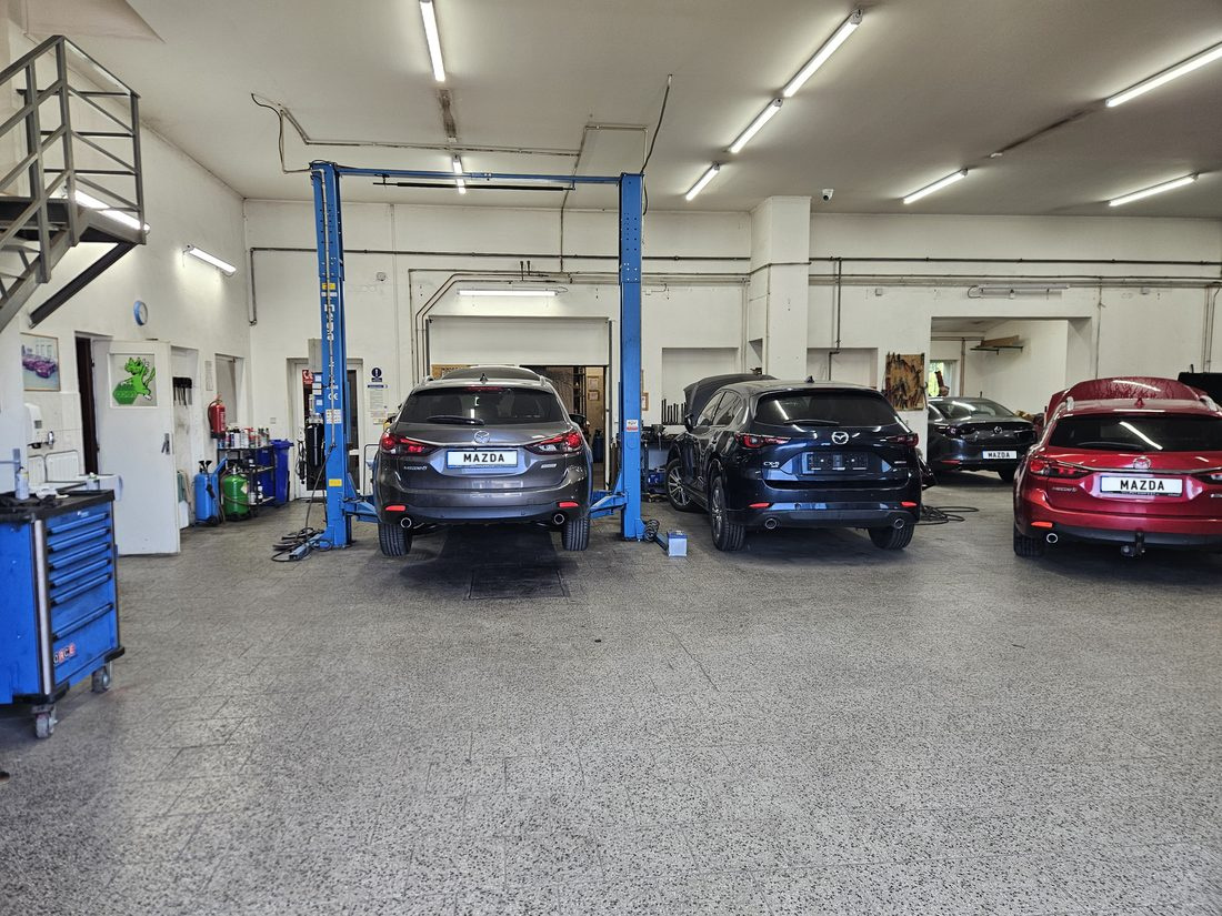 Dílna autoservisu Auto Dufek v Měchenicích